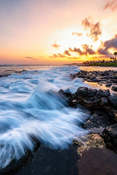 Atardecer en una playa rocosa tropical — Foto de Stock