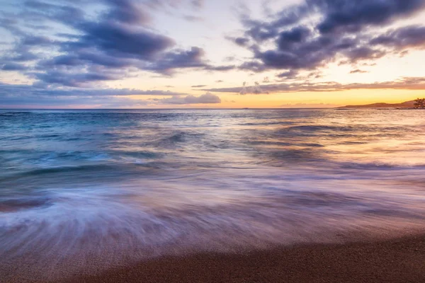 Atardecer en una playa rocosa tropical — Foto de Stock