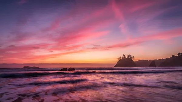 Puesta de sol en una playa rocosa del Pacífico Noroeste — Foto de Stock