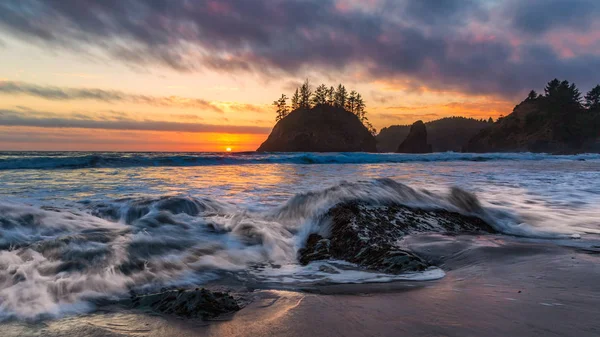 Paisaje de la playa rocosa al atardecer, Trinidad, California — Foto de Stock