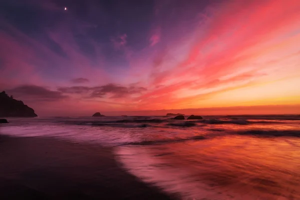 Puesta de sol en una playa rocosa del Pacífico Noroeste — Foto de Stock