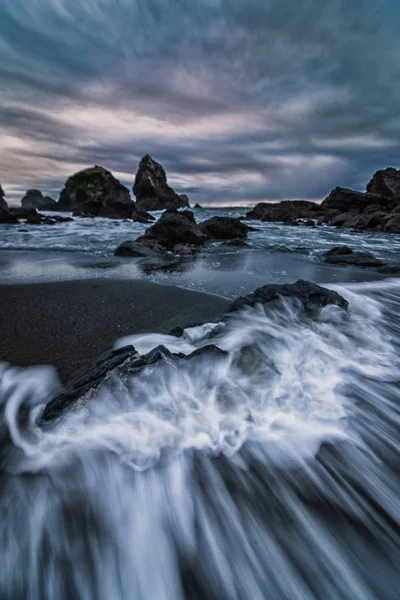 Coucher de soleil sur un bec rocheux du nord de la Californie — Photo