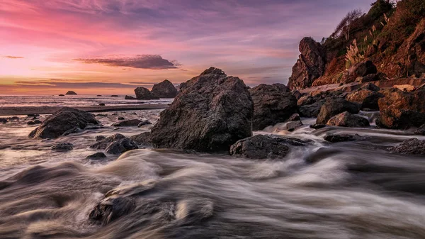 Západ slunce na skalnaté pláži severozápadním Pacifiku — Stock fotografie