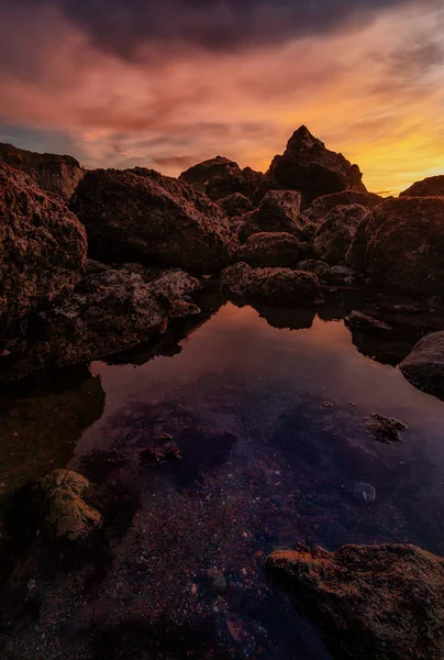Bir kayalık Pacific Northwest plaj gün batımında — Stok fotoğraf