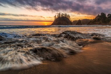 Trinidad, Kaliforniya'da kayalık bir plaj gün batımında