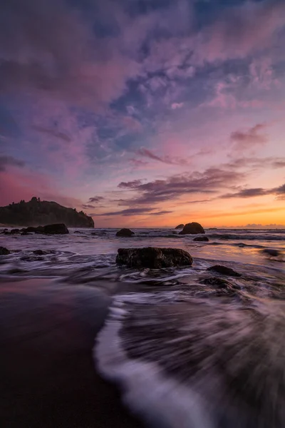 Západ slunce na skalnaté pláži v Trinidad, Kalifornie — Stock fotografie
