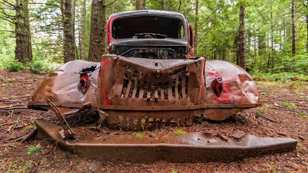 Un viejo vehículo oxidado en el bosque —  Fotos de Stock