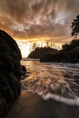 Gün batımında, Trinidad, California kayalık plaj manzara
