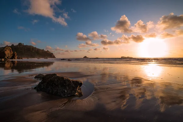 Skalnatá pláž krajina při západu slunce, Trinidad, Kalifornie — Stock fotografie