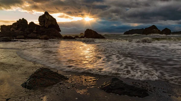 Skalnatá pláž krajina při západu slunce, Humboldt County, Kalifornie — Stock fotografie