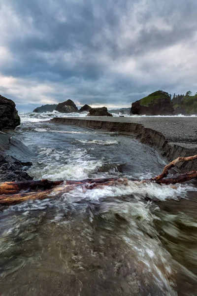 Skalnatá pláž krajina při západu slunce, Humboldt County, Kalifornie — Stock fotografie