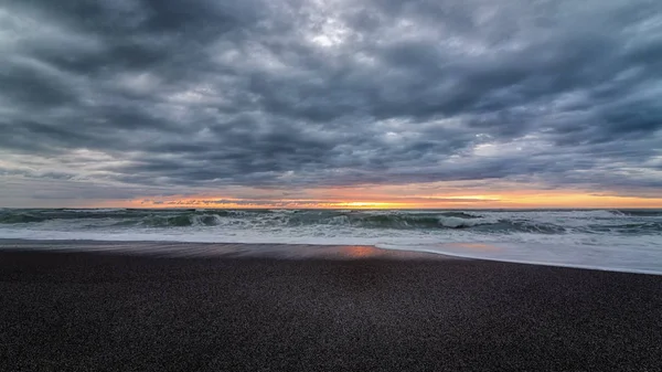 Una puesta de sol dramática en la playa, imagen en color — Foto de Stock