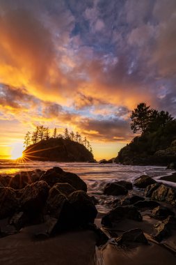Sahilde Dramatik Bir Gün Batımı, Renkli Görüntü