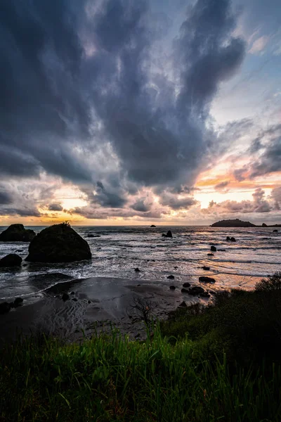 Um pôr-do-sol dramático na praia, imagem colorida — Fotografia de Stock