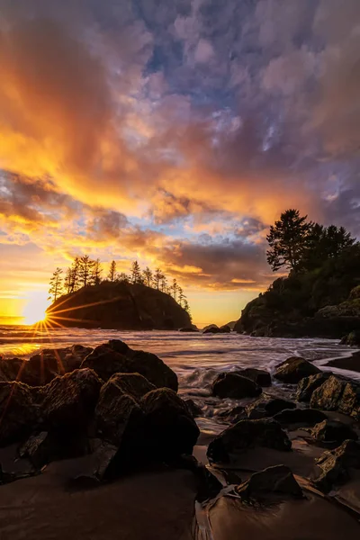 Um pôr-do-sol dramático na praia, imagem colorida — Fotografia de Stock