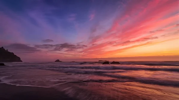 Una puesta de sol dramática en la playa, imagen en color — Foto de Stock