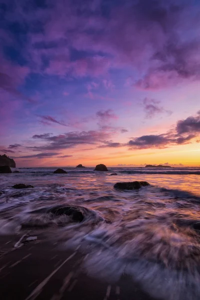 Una puesta de sol dramática en la playa, imagen en color — Foto de Stock