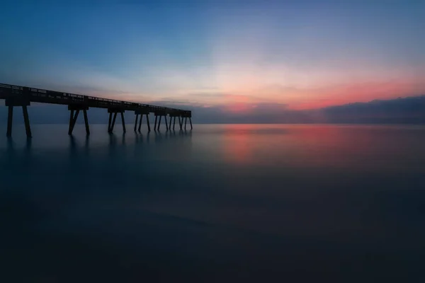 Colorido amanecer en el muelle, Florida, EE.UU. — Foto de Stock