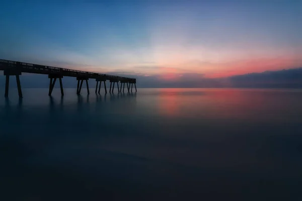 Lever de soleil coloré à la jetée, Floride, États-Unis — Photo