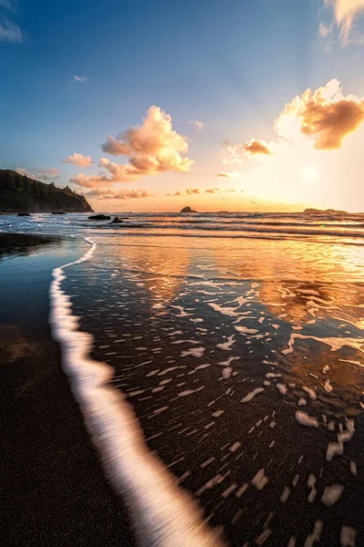 Sonnenuntergang an einem felsigen pazifischen Nordweststrand — Stockfoto