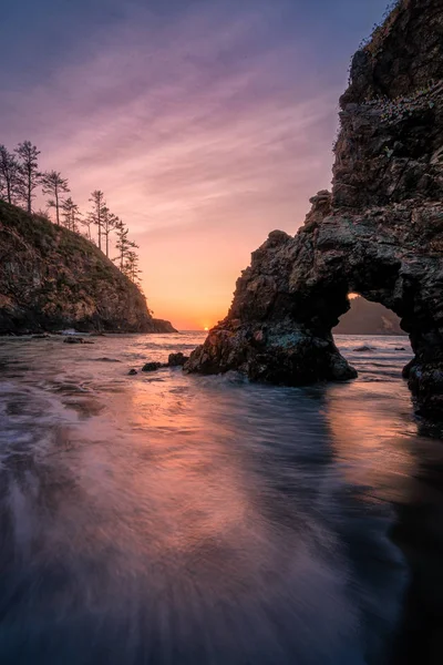Trinidad State Beach, Califórnia ao pôr-do-sol com Rock Arch — Fotografia de Stock