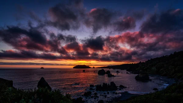 Imagem colorida de um lindo pôr do sol com vista para o Oceano Pacífico no norte da Califórnia . — Fotografia de Stock