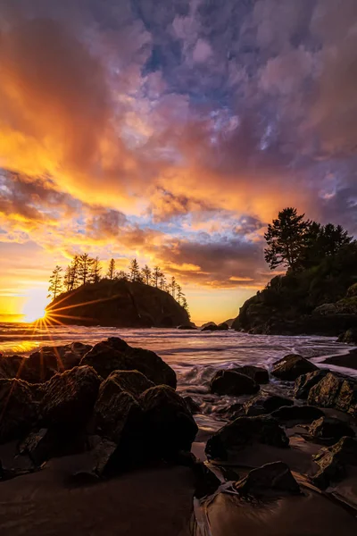 Imagem colorida de um lindo pôr do sol com vista para o Oceano Pacífico no norte da Califórnia . Fotografias De Stock Royalty-Free