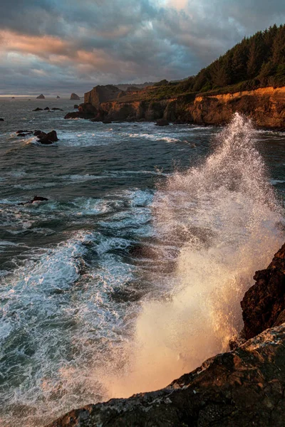 Puesta de sol en una playa rocosa, costa norte de California —  Fotos de Stock