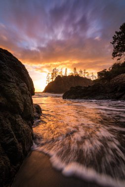 Rocky Beach 'te gün batımı, Kuzey Kaliforniya Sahili