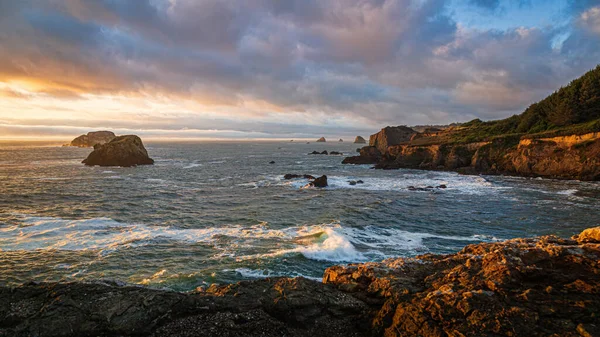 Una colorida puesta de sol en una playa del norte de California . — Foto de Stock