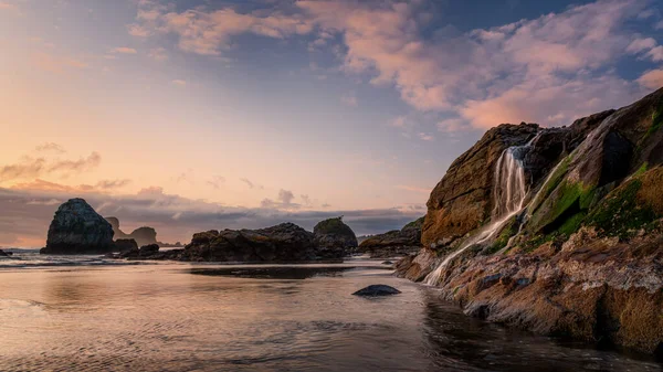 Cachoeira do pôr do sol Cascata no Oceano Pacífico — Fotografia de Stock