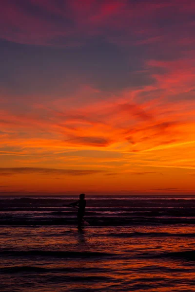 Um pôr-do-sol colorido em uma praia do norte da Califórnia . — Fotografia de Stock