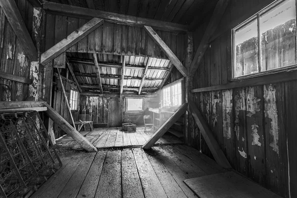 Interior de la cabaña vieja en blanco y negro —  Fotos de Stock