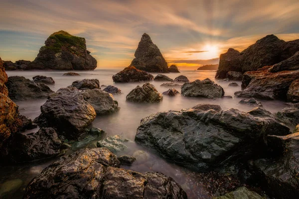 Západ slunce na pláži. Severní Kalifornie, USA. — Stock fotografie