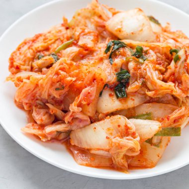 Kimçi lahanası. Beyaz tabakta Kore aperatifi, kare şeklinde.