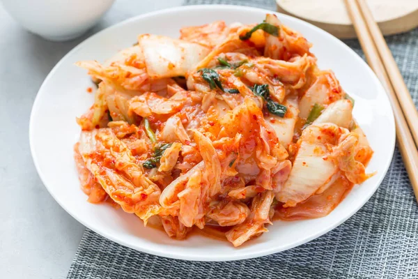 Kimchi Kohl Koreanische Vorspeise Auf Weißem Teller Horizontal — Stockfoto