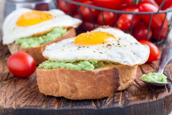 Sandwiches Abiertos Con Puré Aguacate Huevo Frito Sobre Pan Tostado — Foto de Stock