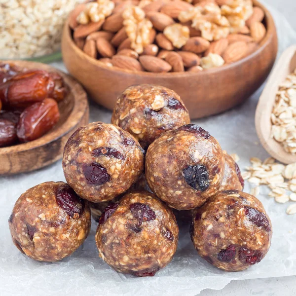 Gesunde Hausgemachte Energiebällchen Mit Preiselbeeren Nüssen Datteln Und Haferflocken Auf — Stockfoto