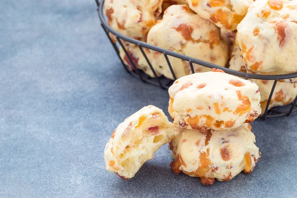 Biscoitos Salgados Caseiros Com Queijo Bacon Uma Cesta Mesa Horizontal — Fotografia de Stock