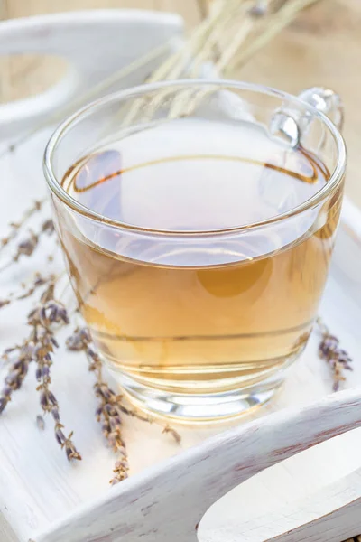 Sana Tisana Alla Lavanda Una Tazza Vetro Con Fiori Lavanda — Foto Stock