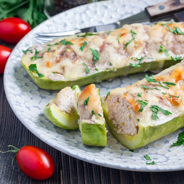 Botes Calabacín Rellenos Tierra Cumplir Cubierto Con Queso Plato Formato — Foto de Stock