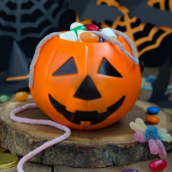 Halloween Jack Lantern Kbelík Přetékající Cukrovinkami Strašidelné Halloween Dekorace Pozadí — Stock fotografie