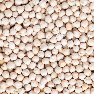 Beton zemin üzerinde pişmemiş kuru nohut, yakın plan, kare format