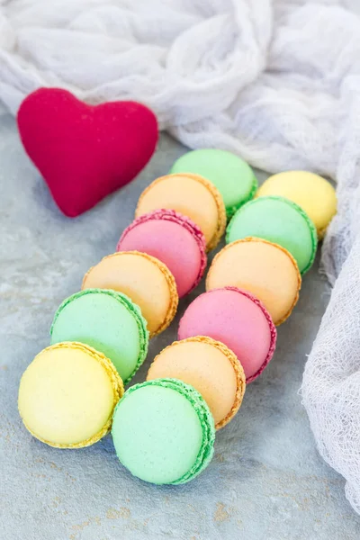 Různé Druhy Barevných Francouzských Dezertů Macaron Různými Náplněmi Dřevěném Stole — Stock fotografie