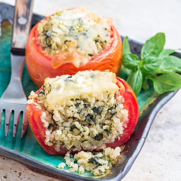 Bagte Tomater Fyldt Med Quinoa Spinat Toppet Med Smeltet Ost - Stock-foto