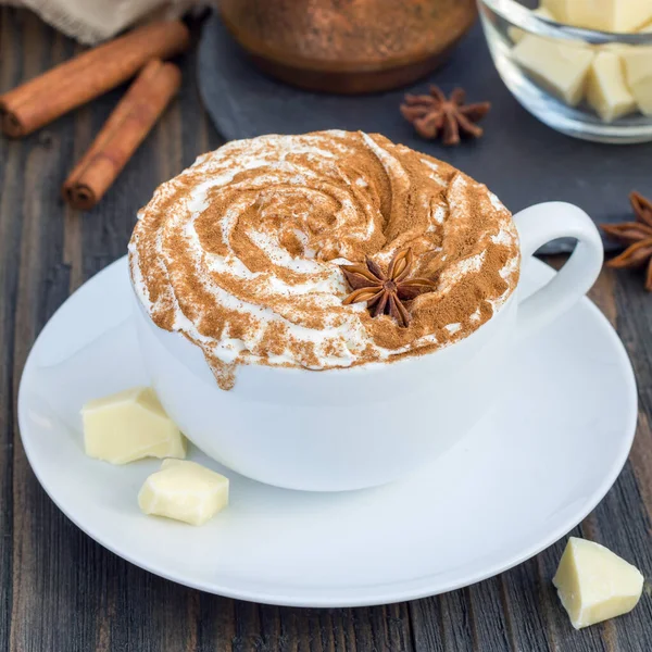 Chocolate Branco Quente Decorado Com Chantilly Canela Formato Quadrado — Fotografia de Stock