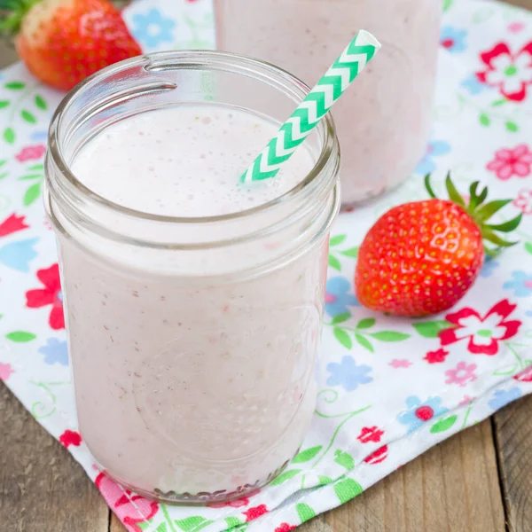 Friska Smoothie Med Jordgubbe Banan Och Yoghurt Glasburk Fyrkantig — Stockfoto