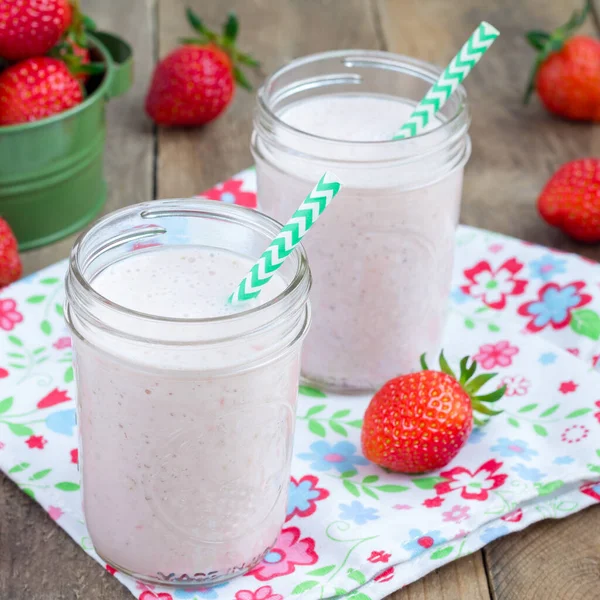 Friska Smoothie Med Jordgubbe Banan Och Yoghurt Glasburk Fyrkantigt Format — Stockfoto