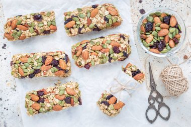 Ev yapımı tahıl gevreği. İncir, yulaf ezmesi, badem, kuru kızılcık ve balkabağı çekirdeği. Sağlıklı atıştırmalık.