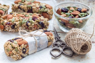 Ev yapımı tahıl gevreği, incirli, yulaf ezmesi, badem, kuru kızılcık ve balkabağı çekirdeği, sağlıklı atıştırmalık, yatay